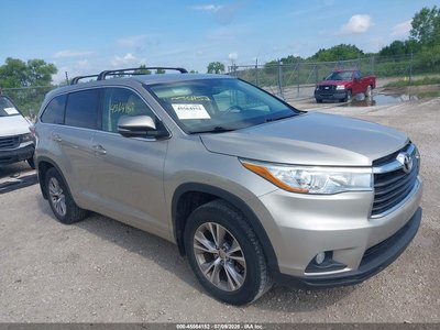 5TDBKRFH6FS****** 2015 Toyota Highlander