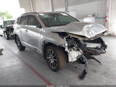 5TDJZRFH8HS****** 2017 Toyota Highlander