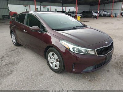 3KPFK4A71HE****** 2017 Kia Forte