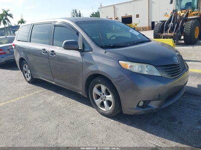 5TDZK3DC9CS****** 2012 Toyota Sienna