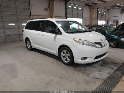 5TDKZ3DC0HS****** 2017 Toyota Sienna