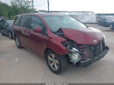 5TDKZ3DC0HS****** 2017 Toyota Sienna