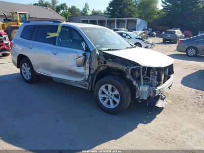 5TDBK3EH8DS****** 2013 Toyota Highlander