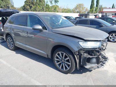WA1LAAF78HD****** 2017 Audi Q7