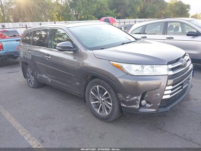 5TDJZRFH9HS****** 2017 Toyota Highlander