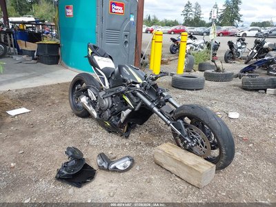 SMTA554S9NT****** 2022 Triumph Street Triple