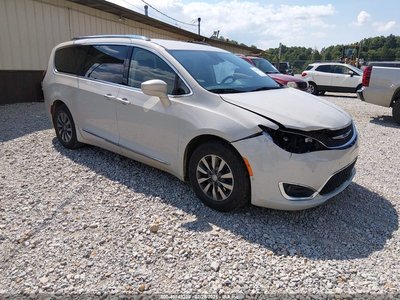 2C4RC1EG8KR****** 2019 Chrysler Pacifica