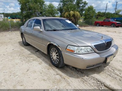 1LNHM82W83Y****** 2003 Lincoln Town Car