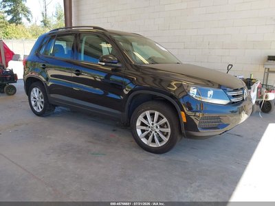 WVGBV7AX0HK****** Salvamento y Destrozados 2017 Volkswagen Tiguan en IAA Puyallup