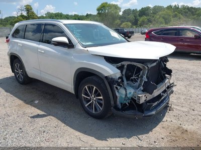 5TDJZRFH4HS****** 2017 Toyota Highlander