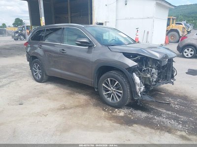 5TDJZRFH3HS****** 2017 Toyota Highlander