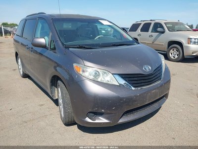 5TDJK3DC4CS****** 2012 Toyota Sienna