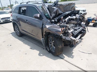 5TDKZRFH7KS****** 2019 Toyota Highlander