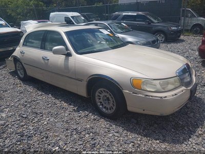 1LNHM83W02Y****** 2002 Lincoln Town Car