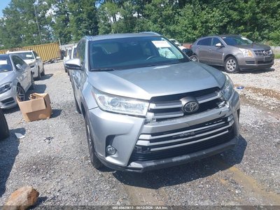 5TDKZRFH9HS****** 2017 Toyota Highlander