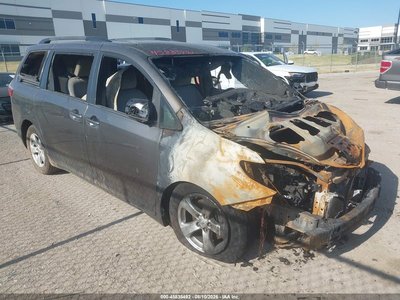 5TDKZ3DC9HS****** 2017 Toyota Sienna