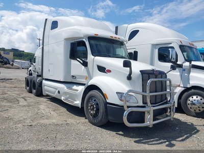 1XPBD49X4ND****** 2022 Peterbilt 579