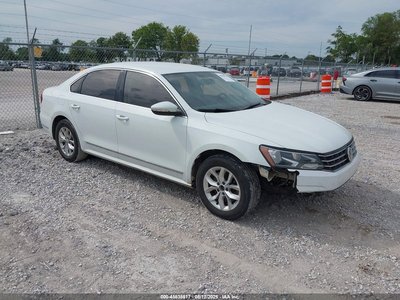 1VWAT7A33HC****** 2017 Volkswagen Passat