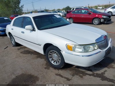 1LNHM82W82Y****** 2002 Lincoln Town Car