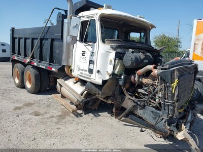 1M1AA14YX1W****** 2001 Mack 600