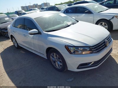 1VWAT7A35HC****** 2017 Volkswagen Passat