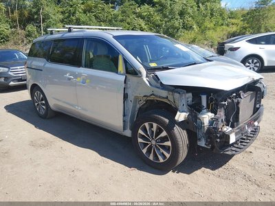 KNDMC5C15J6****** 2018 Kia Sedona