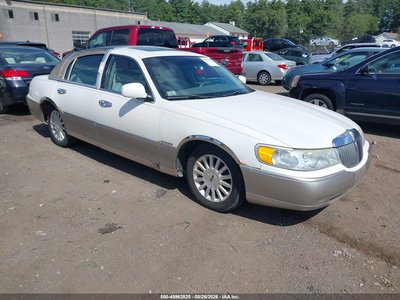 1LNHM82W22Y****** 2002 Lincoln Town Car