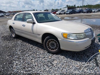 1LNHM83W9XY****** 1999 Lincoln Town Car