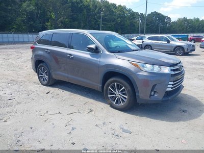 5TDKZRFH7JS****** 2018 Toyota Highlander