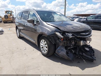 2C4RC1BG2JR****** 2018 Chrysler Pacifica