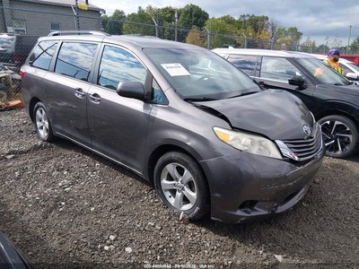 5TDKZ3DC8HS****** 2017 Toyota Sienna