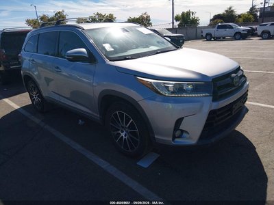 5TDKZRFH4HS****** 2017 Toyota Highlander