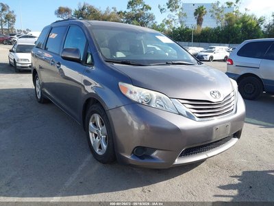 5TDKZ3DCXHS****** 2017 Toyota Sienna