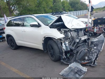 5TDJZRFH6HS****** 2017 Toyota Highlander