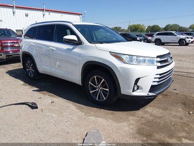 5TDJZRFH2HS****** 2017 Toyota Highlander