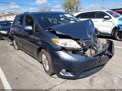5TDYZ3DC2HS****** 2017 Toyota Sienna