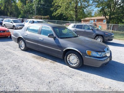 1LNHM81W6XY****** 1999 Lincoln Town Car
