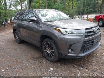 5TDJZRFH2HS****** 2017 Toyota Highlander