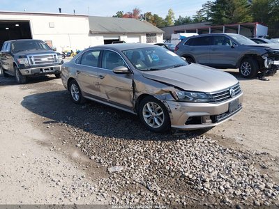 1VWAT7A30GC****** 2016 Volkswagen Passat