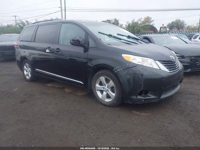 5TDKZ3DC6HS****** 2017 Toyota Sienna
